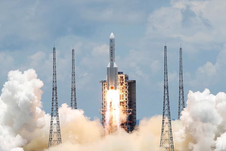 The Long March 5 Y-4 rocket, carrying an unmanned Mars probe of the Tianwen-1 mission, takes off from Wenchang Space Launch Center in Wenchang, Hainan Province, China. REUTERS/Carlos Garcia Rawlins    
